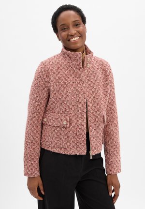 Rode en roze getextureerde tweedjas met een hoge kraag, gouden knoopaccenten en twee voorzakken, met een cropped ontwerp.