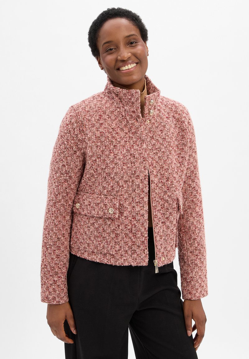 Rote und rosa strukturierte Tweedjacke mit hochgeschlossenem Kragen, goldenen Knopfakzenten und zwei Fronttaschen, mit einem cropped Design.