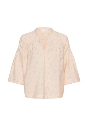 Blusa de melocotón claro con mangas sueltas tres cuartos, sutil estampado floral azul y un pequeño escote en V sin cuello con pliegues delanteros.