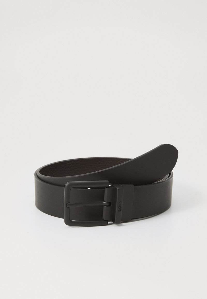 Ceinture en cuir noir avec une boucle en métal rectangulaire à finition mate. Texture lisse et design simple. Longueur réglable.