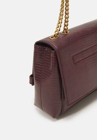 Guess SESTRI - Skuldertasker - plum