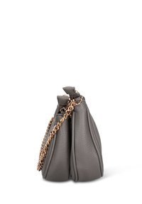 Grijze leren handtas met een geplooid ontwerp, voorzien van een gouden kettingriem en stoffen strikjes aan de bovenkant. Glad oppervlak zonder zichtbare patronen.