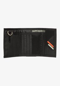 Czarna portmonetka z wieloma slotami na karty, zamykaną kieszenią, siatkową kieszonką i kółkiem na klucze. Posiada logo "SUPERDRY" oraz kolorowe akcenty.
