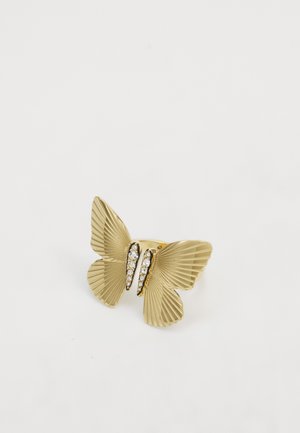 Gouden vlinder ring met gedetailleerde, gestructureerde vleugels en twee rijen heldere rhinestones in het midden, met een gepolijste afwerking.