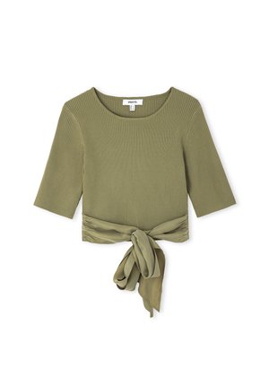 Oliwkowa, prążkowana bluzka crop z trzema ćwierć rękawami i związanym materiałowym paskiem w talii. Gładka tekstura z okrągłym dekoltem.