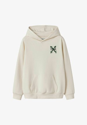 Sweat à capuche beige avec poche avant et petit motif vert représentant des flèches croisées et du texte sur le côté gauche de la poitrine.
