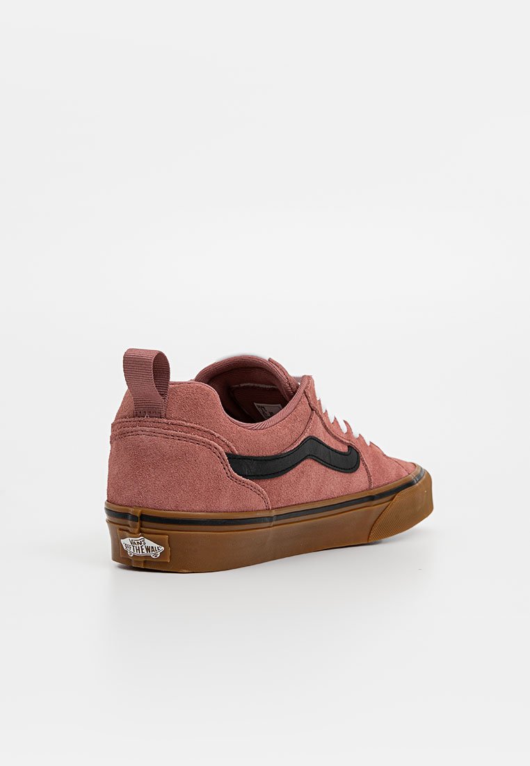 Różowe zamszowe sneakersy niskie z czarnym falowym wzorem i brązową gumową podeszwą. Posiadają wyściełany kołnierz oraz metkę z logo na pięcie.
