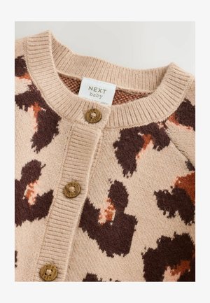 Cardigan bej cu imprimeu abstract în nuanțe de maro închis și ruginie, având un guler rotund și nasturi mari din lemn pe față. Eticheta este vizibilă.