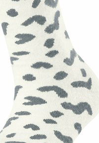 Chaussette blanche de cheville avec un motif animal gris. Texture douce et tricotée avec des formes et des tailles variées dans le design.
