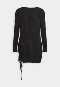 Černé šaty s dlouhým rukávem a zmuchlanou texturou, s výstřihem ve tvaru klíče a bočními detaily se stahovacími šňůrkami pro nastavitelnou velikost.