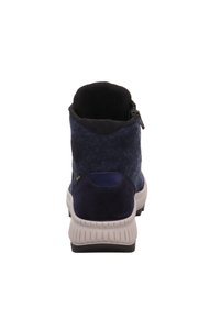 Stivaletti alla caviglia in tessuto blu navy con finitura texturizzata, dotati di chiusura con cerniera, collo imbottito e suola in gomma bianca leggera.