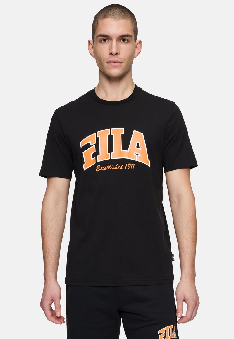 Svart bomullströja med en iögonfallande orange FILA-logotyp och texten "Etablerad 1911". Korta ärmar och rundad halsringning.