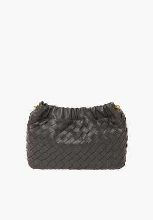 Gewebte dunkelgraue Lederhandtasche mit gerafftem Oberteil, goldenen Hardware-Akzenten und einer glatt strukturierten Oberfläche. Kompakte rechteckige Form.