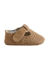Chaussure en daim marron à enfiler avec une texture tissée, bout rond et sangle ajustable. Doublée à l'intérieur pour le confort ; design minimaliste.