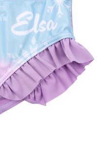 Tessuto di costume da bagno blu con un orlo drappeggiato lavanda. "Elsa" è stampato in bianco, con un sottile motivo di fiocchi di neve. Morbida texture sintetica.