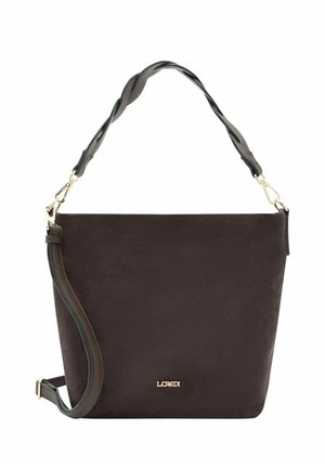 Sac d'épaule en daim marron foncé avec une finition texturée, doté d'une bandoulière tressée, d'une quincaillerie dorée et d'un logo en accent à l'avant.