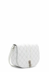 Borsa a tracolla bianca imbottita con una texture di pelle liscia, un lembo curvato, due accenti verticali e un sottile particolare decorativo a forma di lucchetto.