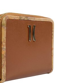 Billetera de cuero marrón con un borde de patrón de mapa texturizado y un acento de logo metálico. Cuenta con un cierre de cremallera y una superficie suave.