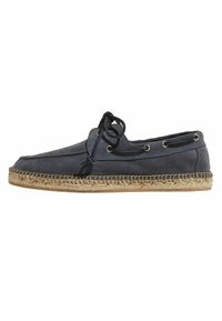 Marineblaue Segelschuhe aus Canvas mit einer Sohle aus Jute-Seil, versehen mit metallischen Ösen und schwarzen Schnürsenkeln, entworfen für den Freizeitgebrauch.