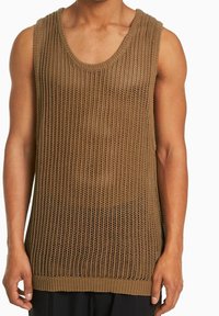 Canotta lavorata a maglia marrone con un design in rete sfusa, scollatura ampia e orlo a costine. Senza maniche e con vestibilità rilassata.