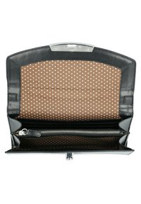 Portefeuille en cuir noir avec un intérieur organisé. Il dispose d'une doublure en coton à pois marron, d'une poche zippée et de plusieurs emplacements pour cartes.