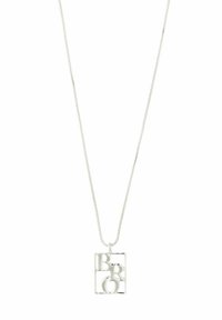 Silverhalsband med en rektangulär berlock som har utklippta bokstäver "B" och "R" i en modern design, på en tunn kedja.