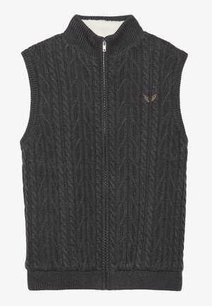 Mouwloos donkergrijs vest met een kabelbreipatroon, hoge kraag, volledige rits aan de voorkant en een zachte binnenvoering. Bevat een klein gouden embleem.