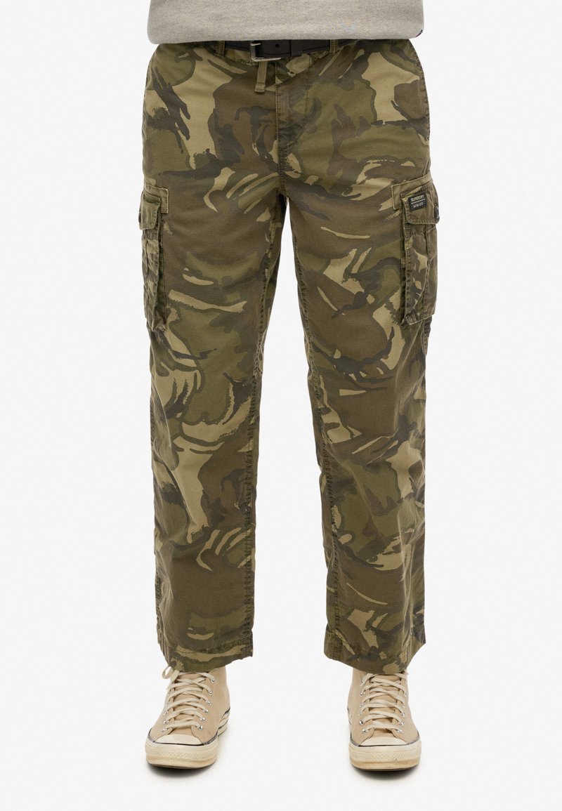 Camo cargo bukser i nuancer af grøn og brun, med sidelommer, en afslappet pasform og lige ben.