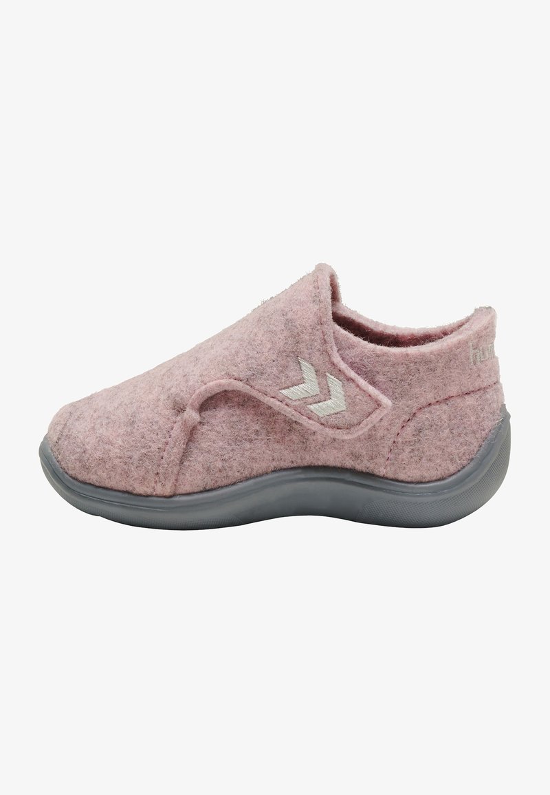 Pantofole di feltro rosa con suola in gomma grigia, caratterizzate da un sottile design a zigzag bianco. Texture morbida e design slip-on con taglio basso.