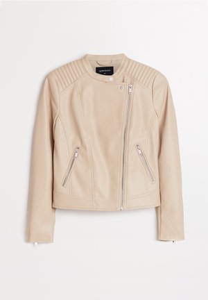 Veste en cuir beige de style motard avec fermeture éclair, détails côtelés aux épaules et deux poches latérales zippées. Texture lisse et coupe ajustée.