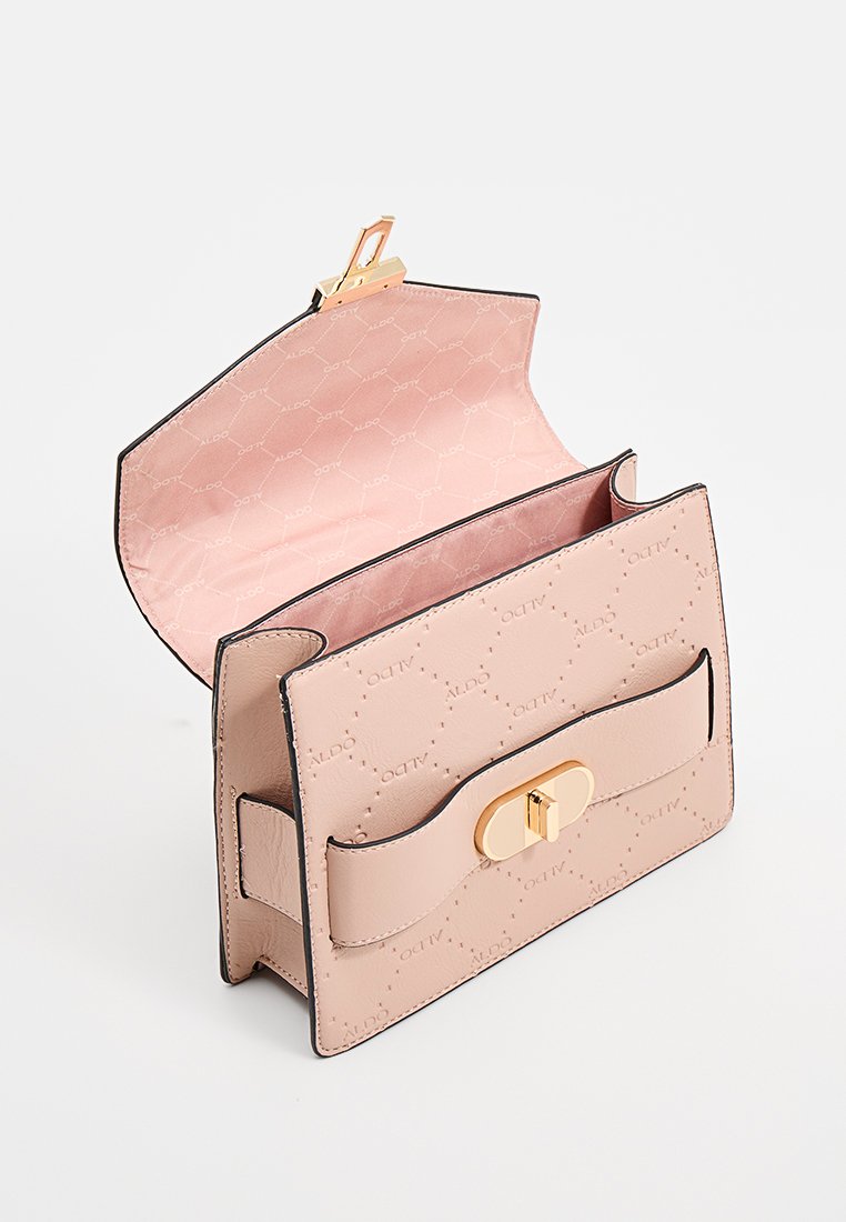 Borsa in finta pelle rosa con texture liscia, dotata di pattina frontale, chiusura in oro e un interno rosa chiaro con un motivo a logo.