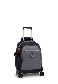 Rollkoffer aus grauem und schwarzem Stoff; verfügt über ein vorderes Reißverschlussfach, einen ausziehbaren Griff und multidirektionale Rollen. Inklusive eines Charms.