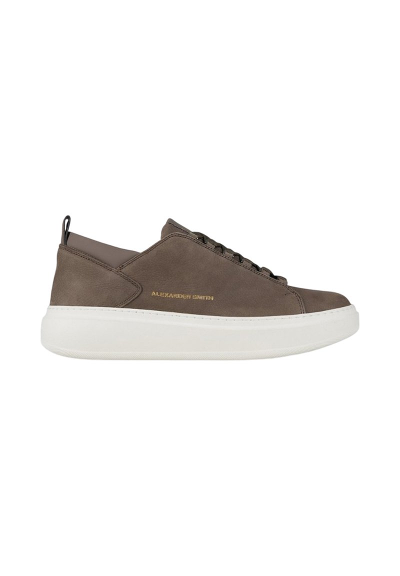 Sneaker in suede marrone con suola in gomma bianca, design con lacci e un tab sul retro per l'estrazione. Logo "ALEXANDER SMITH" in oro sul lato.