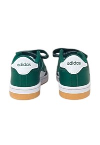 Zapatillas verdes con acentos blancos, suela de goma y logo en el talón. Material sintético suave y diseño clásico de corte bajo con cordones.