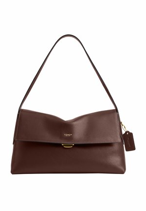 Sac à main en cuir marron Coach avec une bandoulière simple, un fermoir doré et une étiquette de marque attachée.