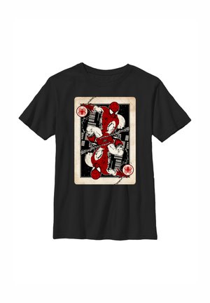 Sort t-shirt med et spillekortdesign, der viser to spejlvendte Spider-Man-figurer, der svinger i spindelvæv foran en bybaggrund.