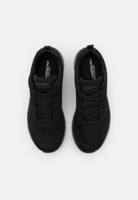 Zapatillas deportivas negras con parte superior de malla, incorporando cordones negros y un diseño texturizado. Presentan el logo 'Skechers Memory' en la plantilla.