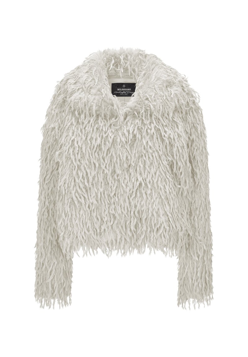 Faux-Fur-Jacke in hellem Creme. Merkmale einer zotteligen Textur, offener Front und langen Ärmeln. Etikett am Ausschnitt sichtbar.