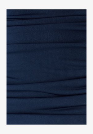 Navyblauwe rekstof met textuur en geplooide lagen. Gladde oppervlakte met een consistente kleur en lichte glans, geschikt voor diverse ontwerpen.