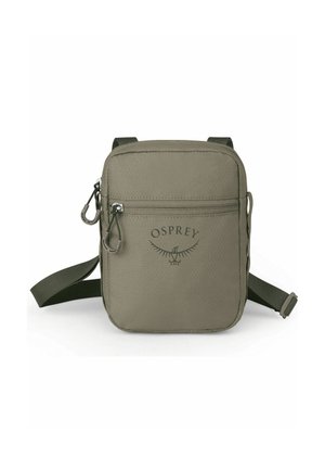 Bolso bandolera compacto de color verde oliva con bolsillo delantero con cremallera, correa ajustable y logotipo de Osprey en la superficie de tela.