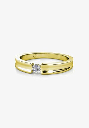 Gouden ring met een slank, gebogen ontwerp en een ronde diamant in het midden. Gladde textuur met een hart inwendig gegraveerd.