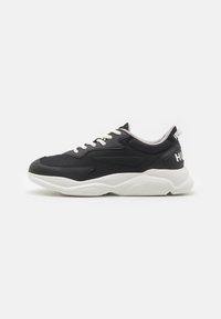 Scarpe da ginnastica nere con un design testurizzato, con suola e lacci bianchi. Logo "HUGO" sul tallone, che accentua uno stile moderno.