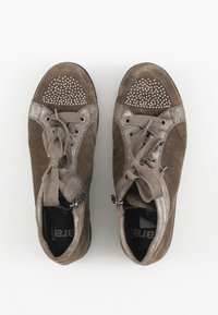 Zapatos de ante marrón con un acabado texturizado, acentos metálicos plateados, detalles perforados y diseño de cordones. Suelas de goma planas.