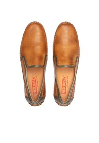 Bruine instapschoenen met een gemêleerd patroon, contrasterende groene afwerking en een flexibele zool; voorzien van zichtbare stiksels en een merklogo aan de binnenkant.