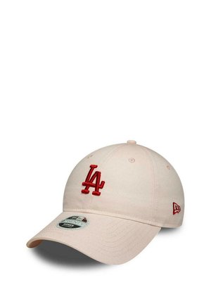 Casquette de baseball beige clair avec logo rouge LA sur le devant et logo New Era sur le côté, visière incurvée et autocollant de taille sur le dessus de la visière.