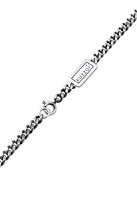 Silverfärgad kedjearmband med sammanlänkade länkar, utrustad med en rektangulär KUZZOI-tag och en kräftklämma för stängning. Slät och glänsande finish.