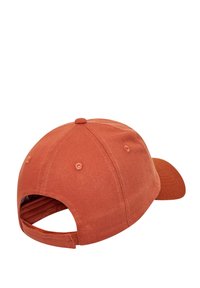 Justerbar orange bomullsmössa med en strukturerad krona, böjd skärm och ventilerade ögonhål. Har ett tygband på baksidan.