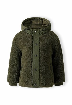 Veste en polaire vert olive avec une texture shaggy à l'extérieur, des panneaux matelassés, une capuche et des boutons-pression sur le devant et les poches latérales.