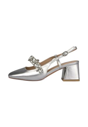 Pantof argintiu cu toc gros, vârf ascuțit și bareta încrustată cu pietre prețioase peste laba piciorului, pe fundal alb.