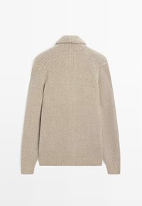 Beige geripptes Strickpullover mit einem umgeschlagenen Kragen, langen Ärmeln und einer strukturierten Oberfläche. Verfügt über Raglan-Schultern und einen geraden Saum.